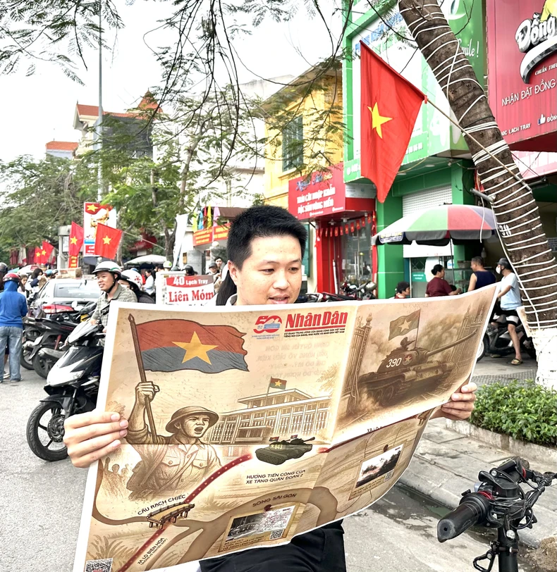 Người dân Hải Phòng hào hứng với phụ san đặc biệt Báo Nhân Dân trong ngày 30/4 ảnh 3