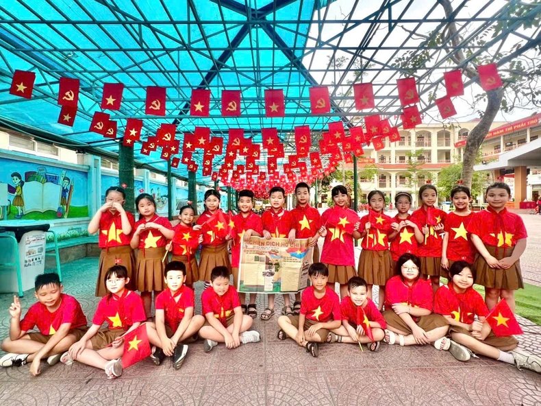 Người dân Hải Phòng hào hứng với phụ san đặc biệt Báo Nhân Dân trong ngày 30/4 ảnh 4