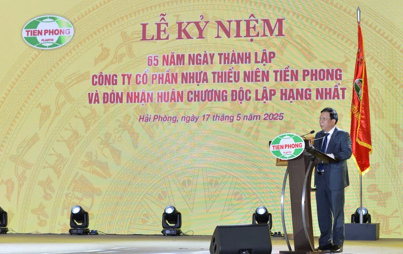 ផ្លាស្ទិក Tien Phong មាន​បំណង​ក្លាយ​ជា​ម៉ាក​រូបថត​វៀតណាម​តម្លៃ​រាប់​ពាន់​លាន​ដុល្លារ ៣