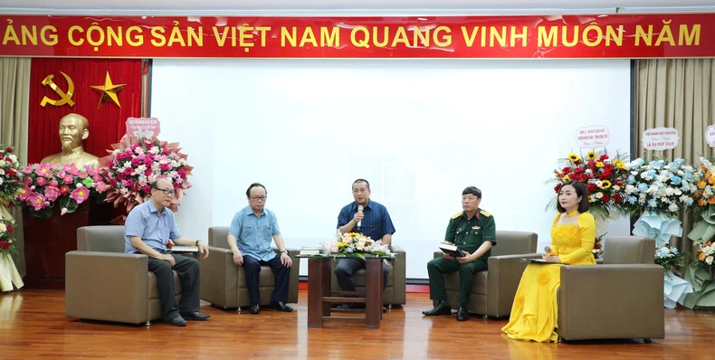 Trong khuôn khổ lễ ra mắt, tác giả đã có buổi tọa đàm thú vị với các khách mời.