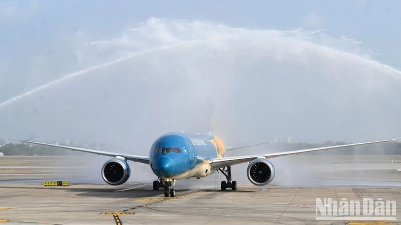 Vietnam Airlines khai trương nhà ga T3 Tân Sơn Nhất bằng chuyến bay đặc biệt mang hình ảnh Chim Lạc ảnh 1