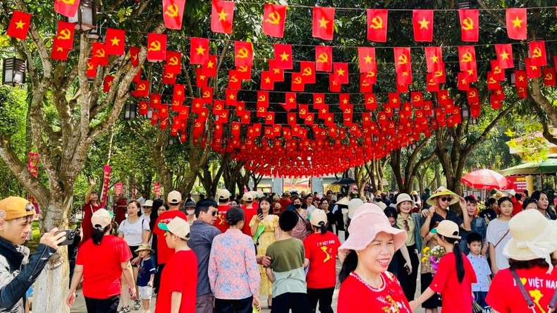 Người dân Nghệ An đổ về Quảng trường Hồ Chí Minh trong sáng 30/4 ảnh 7