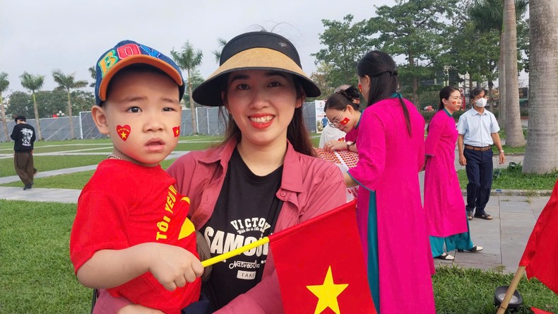 Người dân Nghệ An đổ về Quảng trường Hồ Chí Minh trong sáng 30/4 ảnh 3