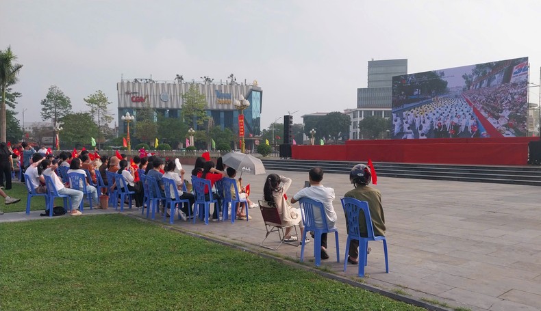 Người dân Nghệ An đổ về Quảng trường Hồ Chí Minh trong sáng 30/4 ảnh 4
