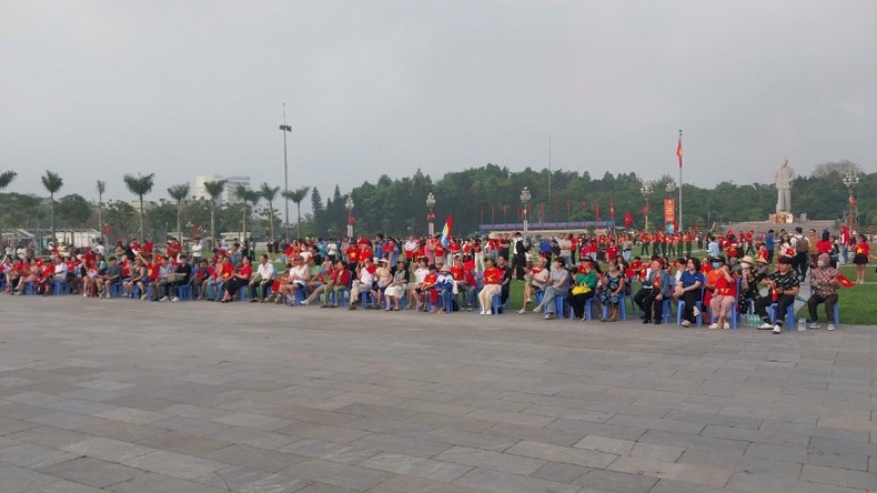 Người dân Nghệ An đổ về Quảng trường Hồ Chí Minh trong sáng 30/4 ảnh 5