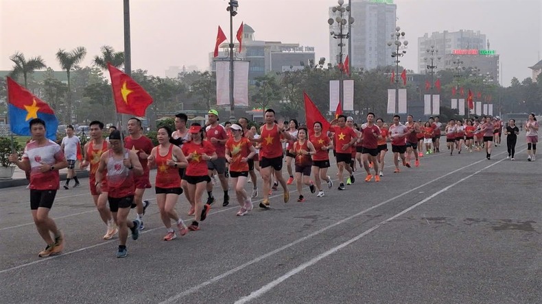 Người dân Nghệ An đổ về Quảng trường Hồ Chí Minh trong sáng 30/4 ảnh 6