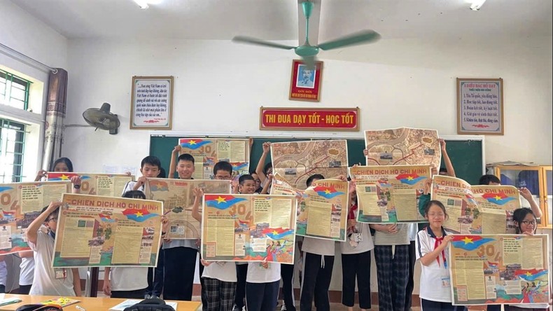 Người dân Nghệ An đổ về Quảng trường Hồ Chí Minh trong sáng 30/4 ảnh 9