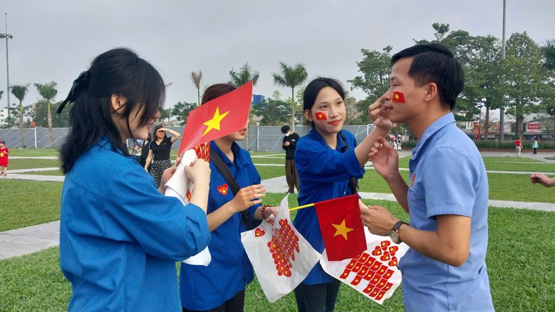 Người dân Nghệ An đổ về Quảng trường Hồ Chí Minh trong sáng 30/4 ảnh 2