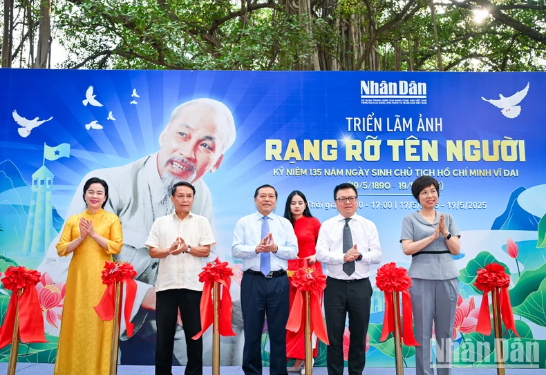 Báo Nhân Dân khai mạc triển lãm và ra mắt ấn phẩm đặc biệt kỷ niệm 135 năm Ngày sinh Chủ tịch Hồ Chí Minh ảnh 1