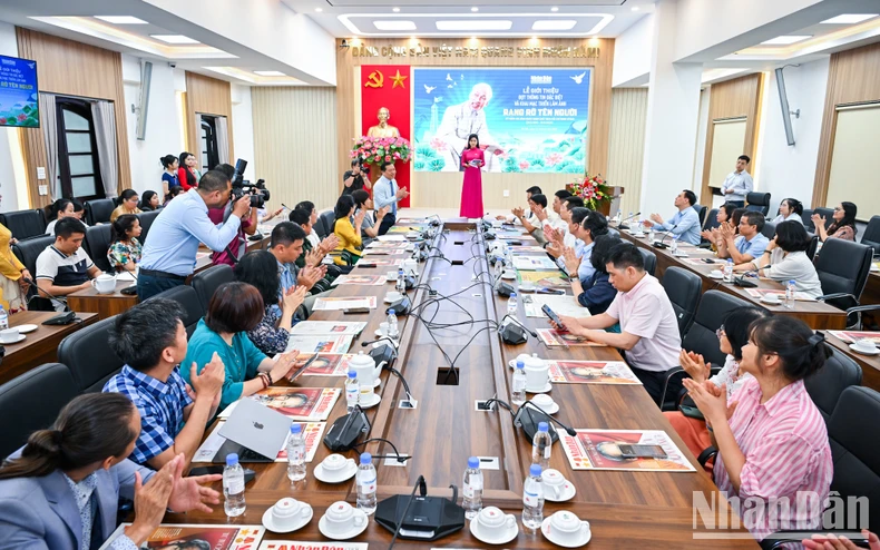 Báo Nhân Dân khai mạc triển lãm và ra mắt ấn phẩm đặc biệt kỷ niệm 135 năm Ngày sinh Chủ tịch Hồ Chí Minh ảnh 4