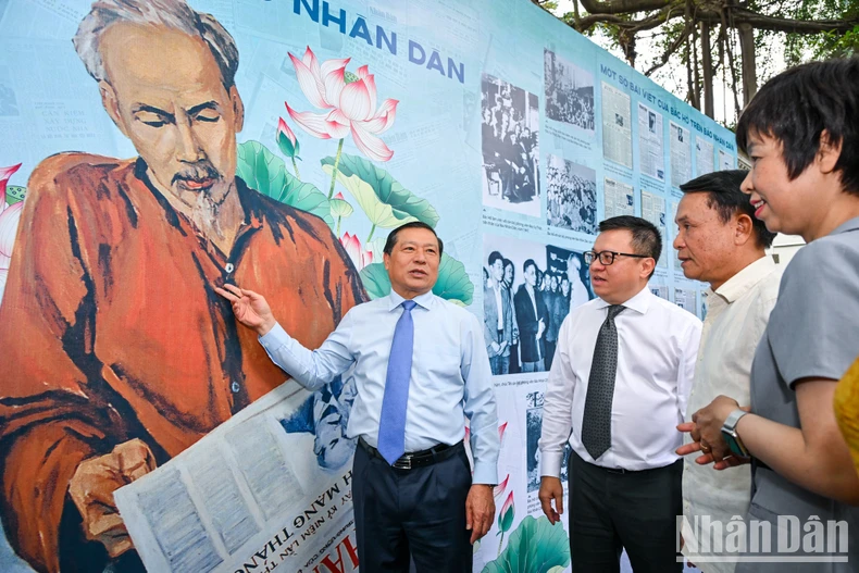 Báo Nhân Dân khai mạc triển lãm và ra mắt ấn phẩm đặc biệt kỷ niệm 135 năm Ngày sinh Chủ tịch Hồ Chí Minh ảnh 2