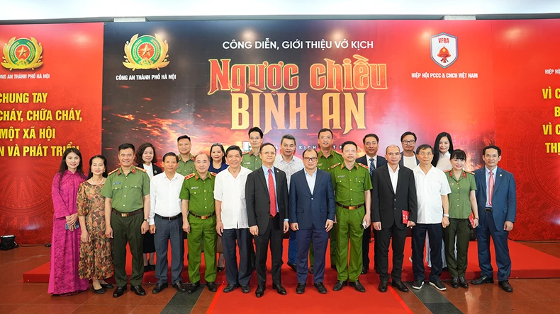 Công diễn vở kịch tôn vinh hình ảnh người lính cứu hỏa ảnh 1