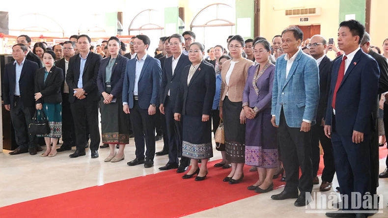 Lào tổ chức Triển lãm ảnh chào mừng kỷ niệm 50 năm Việt Nam thống nhất đất nước ảnh 1