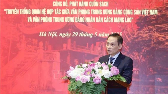 Phát hành cuốn sách về truyền thống quan hệ hợp tác giữa hai Văn phòng Trung ương Đảng Việt Nam và Lào ảnh 1