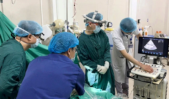 Kích hoạt ECMO lưu động, xuyên đêm cứu bé gái viêm cơ tim tối cấp ảnh 1