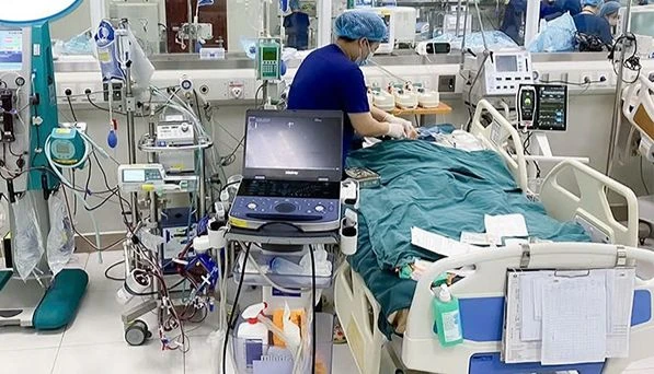 Kích hoạt ECMO lưu động, xuyên đêm cứu bé gái viêm cơ tim tối cấp ảnh 2