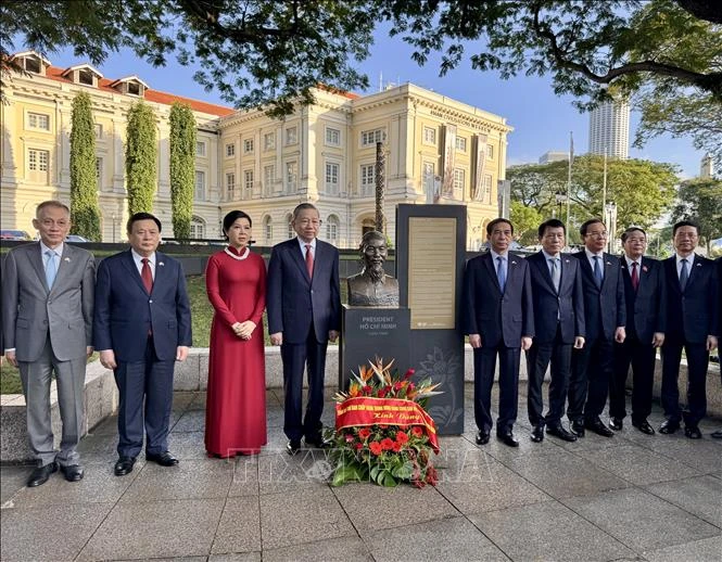 Tổng Bí thư Tô Lâm dâng hoa tưởng niệm Chủ tịch Hồ Chí Minh tại Bảo tàng Văn minh châu Á ở Singapore ảnh 1