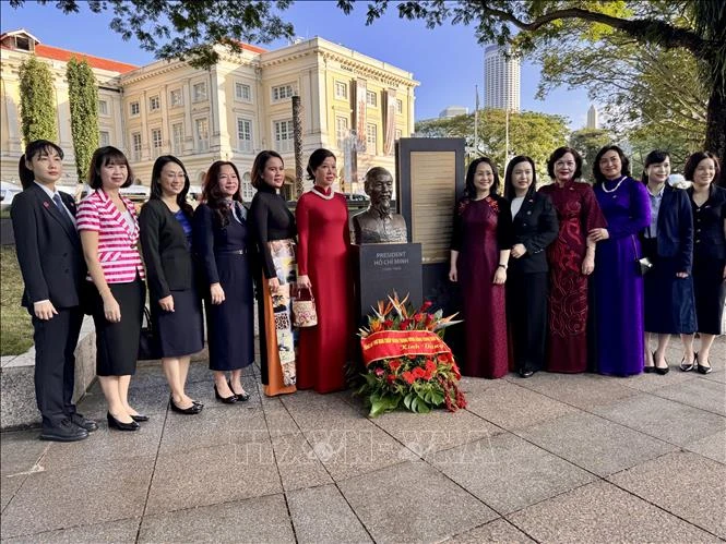 Tổng Bí thư Tô Lâm dâng hoa tưởng niệm Chủ tịch Hồ Chí Minh tại Bảo tàng Văn minh châu Á ở Singapore ảnh 2