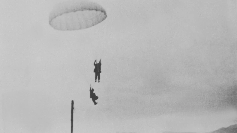 Ngày 30/3/1954, khi ta nổ súng tiêu diệt Đồi E, cũng là lúc thực dân Pháp làm gì ở đó?