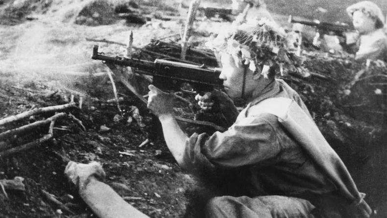 20 giờ ngày 30/3/1954, ai đã báo cáo hoàn thành nhiệm vụ tiêu diệt Đồi D1 cho Đại tướng Võ Nguyên Giáp?