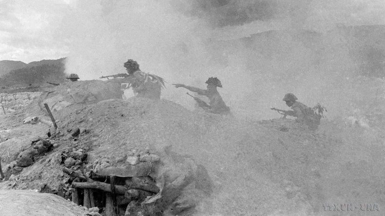 Tại Hội nghị Sơ kết đợt tiến công vào các Siết vòng vây lửa (8/4/1954), Đảng ủy Mặt trận đã chỉ rõ con đường chắc chắn dẫn tới chiến thắng. “Con đường” đó là gì?