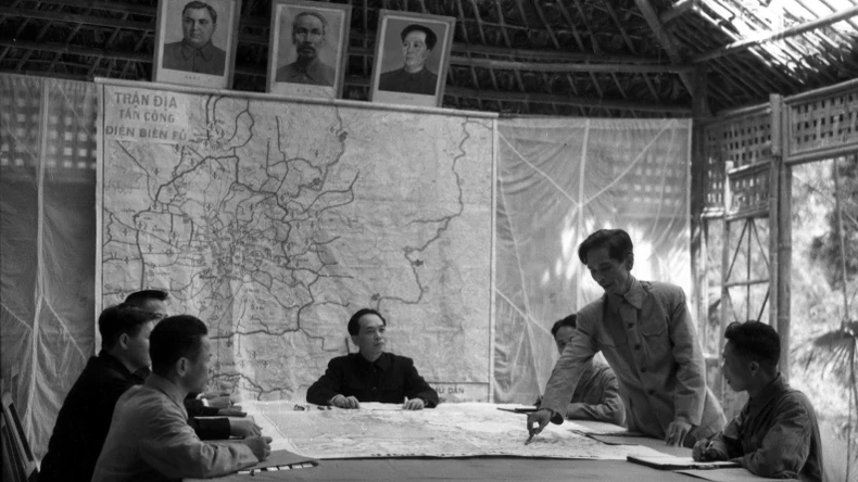 Ngày 10/4/1954, Bộ Chỉ huy Chiến dịch Điện Biên Phủ đã giao nhiệm vụ cụ thể cho mấy đại đoàn?