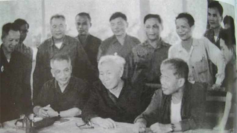 Chiến dịch Hồ Chí Minh do đồng chí nào làm Chính ủy?