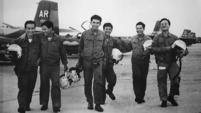 Phi đội Quyết Thắng thực hiện trận ném bom sân bay Tân Sơn Nhất vào thời gian nào?