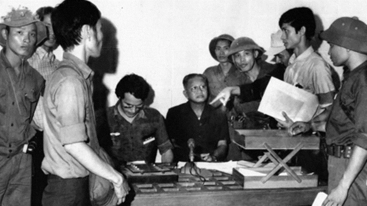 Tổng thống cuối cùng của chính quyền Sài Gòn đã đầu hàng vô điều kiện khi quân ta tiến vào Dinh Độc Lập?