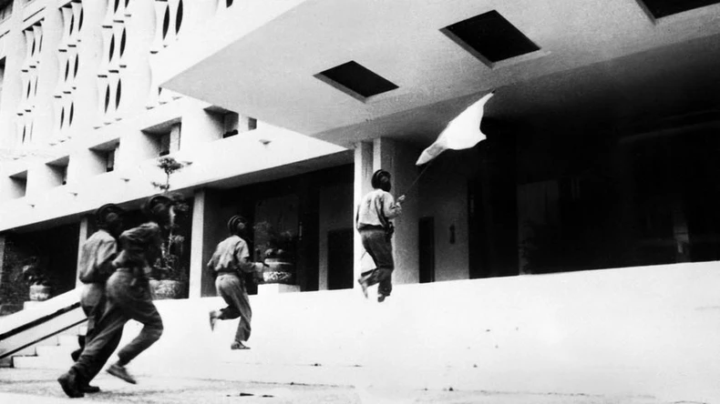 Ai là người cắm cờ đầu tiên trên nóc Dinh Độc Lập ngày 30/4/1975?