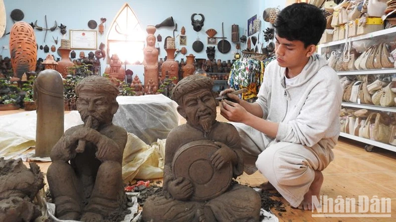 Ninh Thuan achève son projet de préservation du patrimoine « Art de la poterie Cham » photo 2