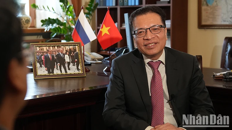Đại sứ Việt Nam tại Liên bang Nga Đặng Minh Khôi trả lời phỏng vấn phóng viên Báo Nhân Dân thường trú tại Nga. (Ảnh: NGUYỄN HOÀNG)