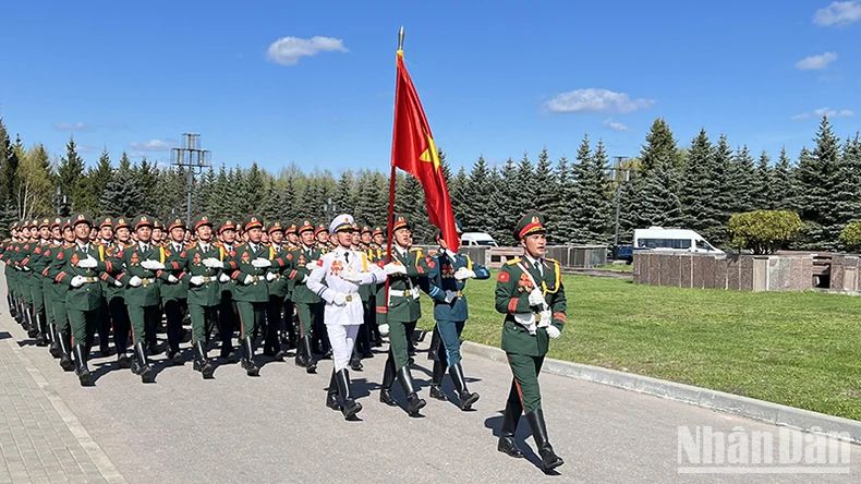 Quân nhân Việt Nam hăng say luyện tập cho lễ duyệt binh tại Quảng trường Đỏ. (Ảnh: XUÂN HƯNG)