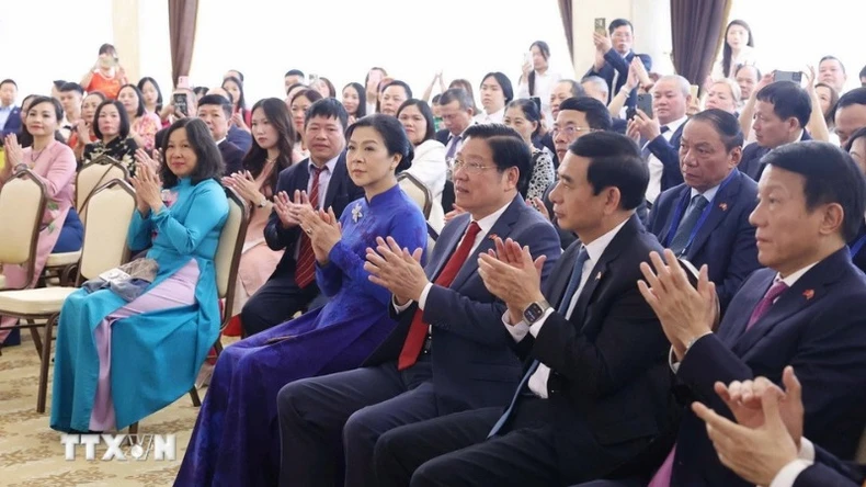 Tổng Bí thư Tô Lâm gặp gỡ cán bộ Đại sứ quán và đại diện cộng đồng người Việt Nam tại Belarus ảnh 1