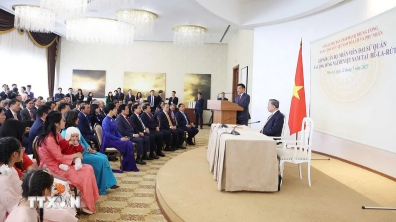 Tổng Bí thư Tô Lâm gặp gỡ cán bộ Đại sứ quán và đại diện cộng đồng người Việt Nam tại Belarus ảnh 2