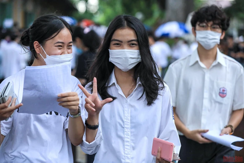 Phụ huynh đội mưa chờ đón sĩ tử “vượt vũ môn” trong ngày thi đầu tiên -0