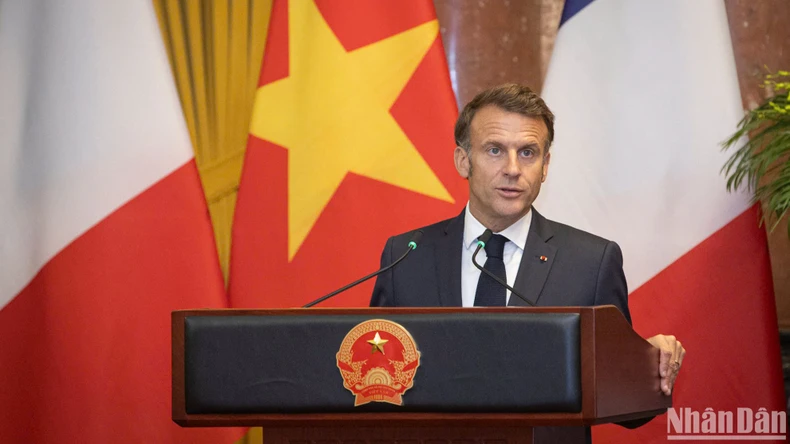 Chủ tịch nước Lương Cường và Tổng thống Pháp Emmanuel Macron gặp gỡ báo chí ảnh 2