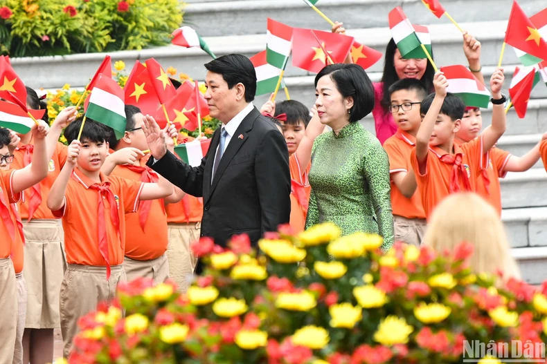 Le président Luong Cuong a présidé la cérémonie d'accueil de la visite officielle du président hongrois au Vietnam photo 2