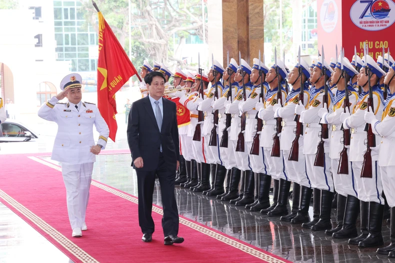 [Ảnh] Chủ tịch nước dự Lễ kỷ niệm 70 năm Ngày thành lập Hải quân nhân dân Việt Nam ảnh 1