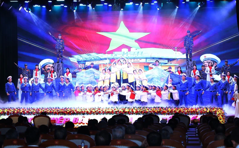 [Ảnh] Chủ tịch nước dự Lễ kỷ niệm 70 năm Ngày thành lập Hải quân nhân dân Việt Nam ảnh 7
