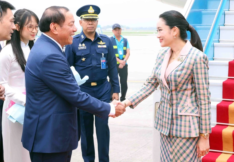 [Ảnh] Thủ tướng Thái Lan bắt đầu thăm chính thức Việt Nam ảnh 2