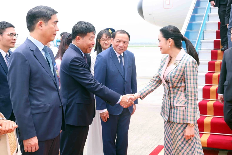 [Ảnh] Thủ tướng Thái Lan bắt đầu thăm chính thức Việt Nam ảnh 5