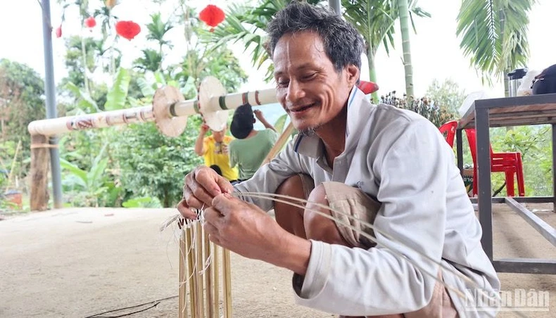 Thế giới sắc màu trong nghệ thuật trang trí cây nêu người Co miền núi Trà Bồng ảnh 6