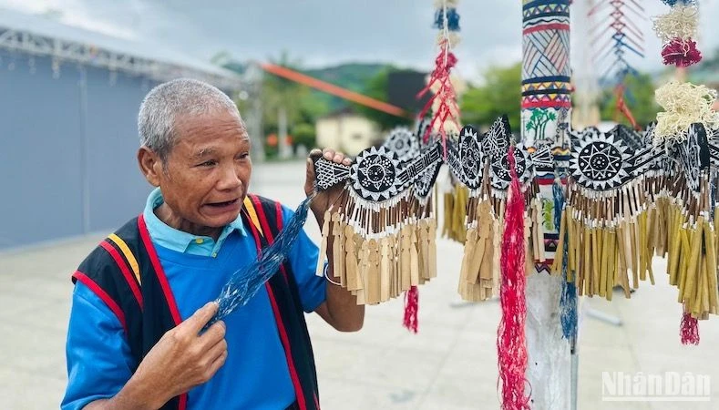 Thế giới sắc màu trong nghệ thuật trang trí cây nêu người Co miền núi Trà Bồng ảnh 9