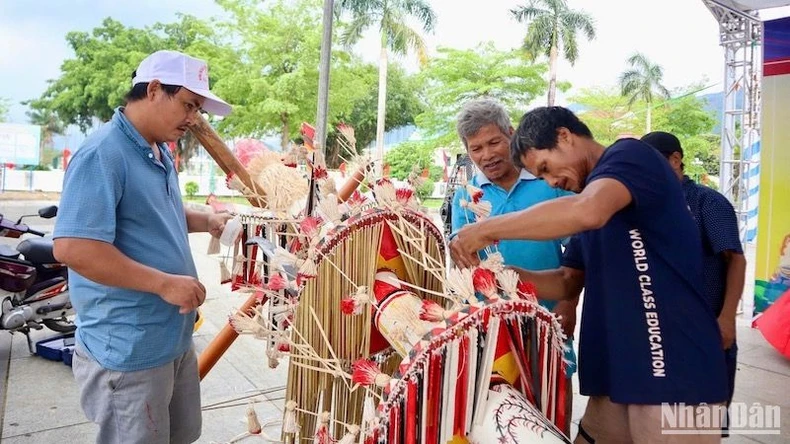 Thế giới sắc màu trong nghệ thuật trang trí cây nêu người Co miền núi Trà Bồng ảnh 11