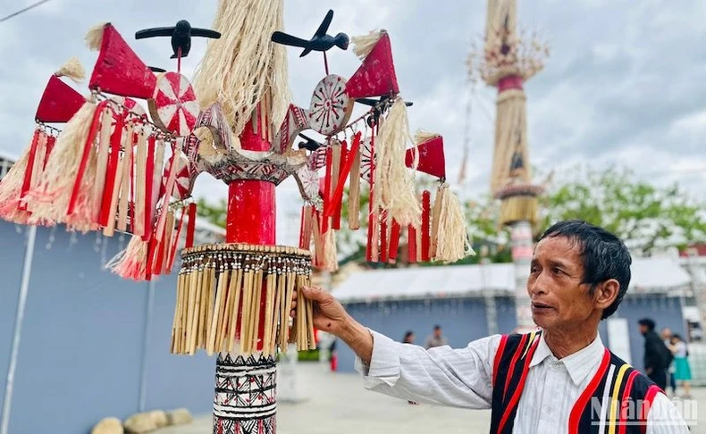Thế giới sắc màu trong nghệ thuật trang trí cây nêu người Co miền núi Trà Bồng ảnh 5