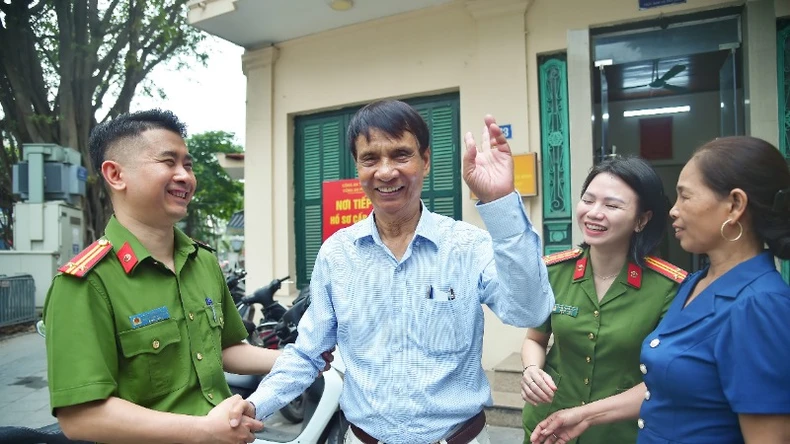 Cuộc đoàn tụ gia đình đúng ngày 30/4 nhờ VNeID ảnh 1