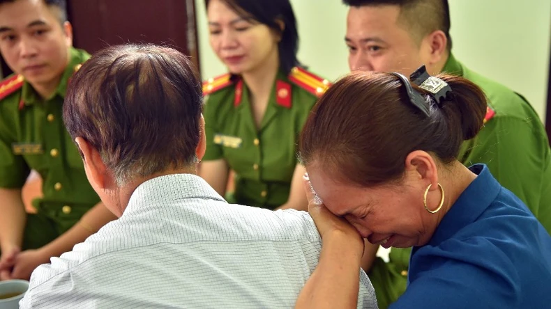 Cuộc đoàn tụ gia đình đúng ngày 30/4 nhờ VNeID ảnh 2