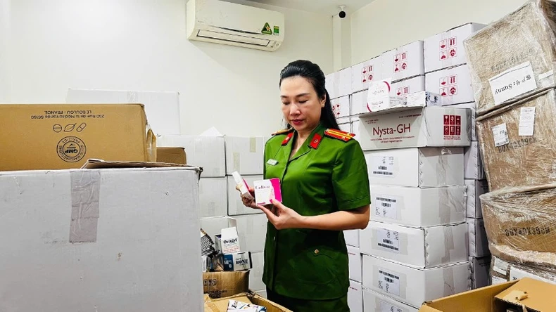Công an Hà Nội triệt phá, thu giữ hơn 100 tấn thực phẩm chức năng, thiết bị y tế giả ảnh 1