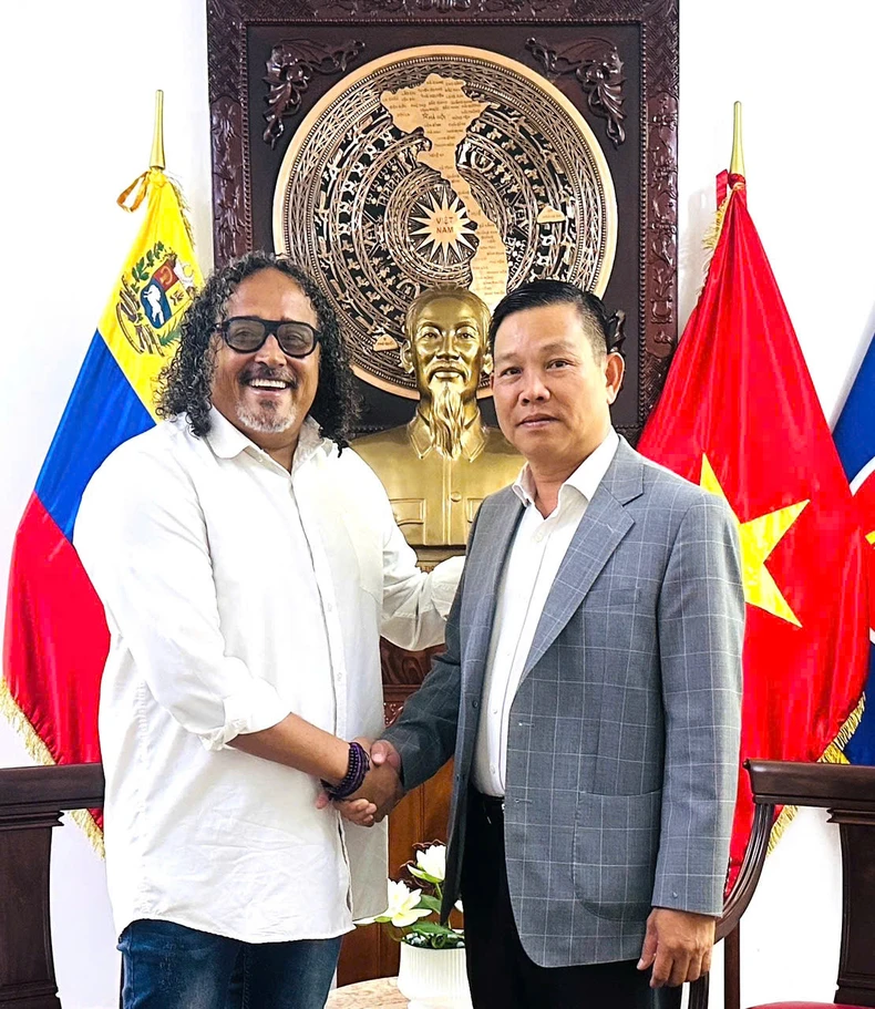 Thứ trưởng Văn hóa Venezuela Alí Alejandro và Đại sứ Vũ Trung Mỹ. (Ảnh: Đại sứ quán Việt Nam tại Venezuela)